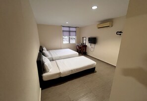 Superior Suite | Desk, laptop workspace, bed sheets - Hotel O Tampoi Sojourn (Johor Bahru)