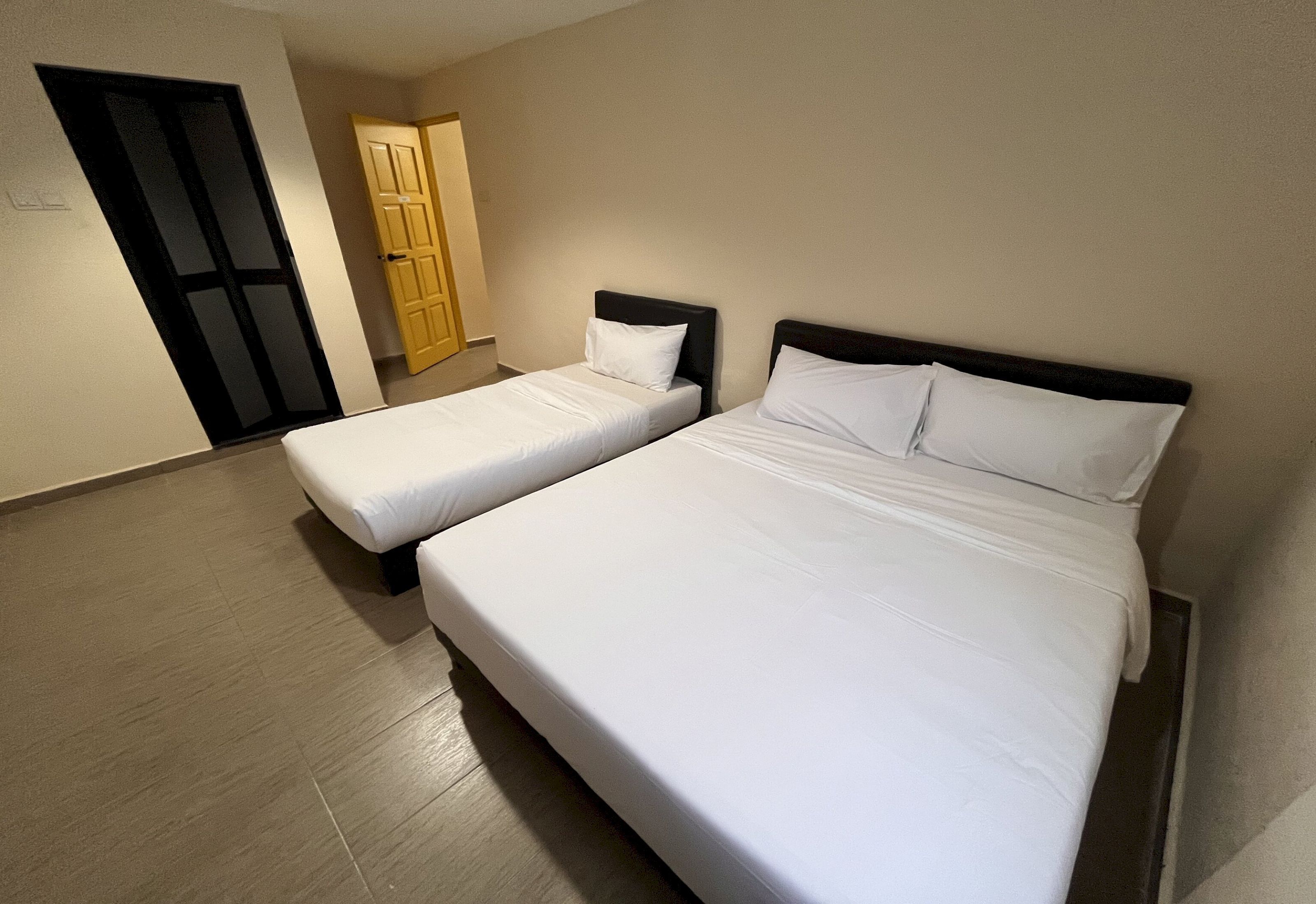 Suite superior | Escritorio, espacio para trabajar con laptop y ropa de cama 