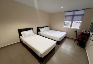 Superior Suite | Desk, laptop workspace, bed sheets - Hotel O Tampoi Sojourn (Johor Bahru)