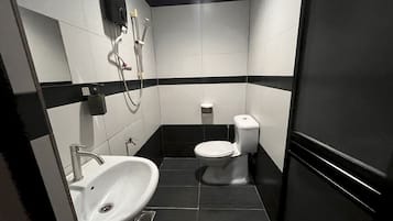 Duş, geniş duş başlığı, ücretsiz banyo/kozmetik ürünleri, havlu