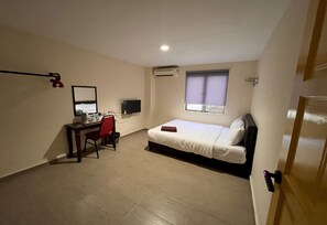 Deluxe Double Room, 1 Queen Bed | Desk, laptop workspace, bed sheets - Hotel O Tampoi Sojourn (Johor Bahru)