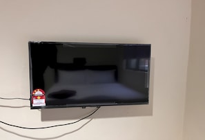Doppia Deluxe, 1 letto queen | Una scrivania, postazione laptop, lenzuola