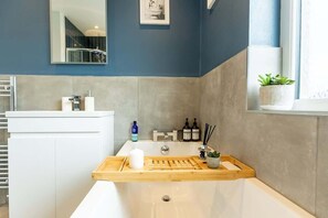 Shower, hair dryer - 3BR Family & Pet-Friendly + Parking (North Yorkshire)