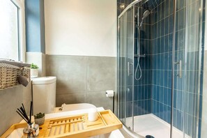 Een douche, een haardroger, handdoeken, shampoo