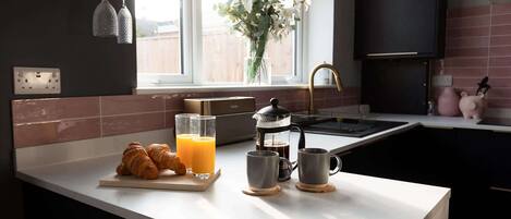 Jääkaappi, mikroaaltouuni, uuni, liesi