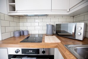 Een koelkast, een microgolfoven, een oven, een kookplaat
