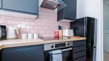 Jääkaappi, mikroaaltouuni, uuni, liesi