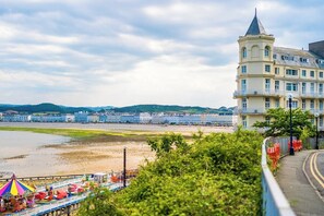 Douche, sèche-cheveux, serviettes fournies