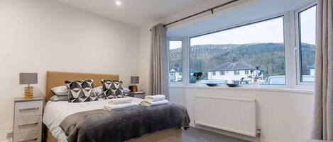 3 makuuhuonetta, silitysrauta/-lauta, vauvan matkasänky, Wi-Fi