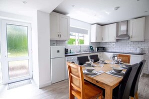 Jääkaappi, mikroaaltouuni, uuni, liesi