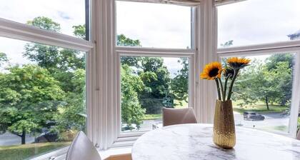 Spacious central apartment to town with views