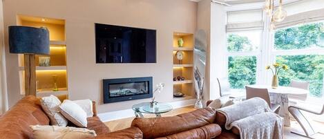 Télévision, cheminée, espaces bureaux