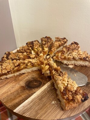 A pie with a crumbly topping on a wooden board. - Hotel Garibaldi (Finale Ligure)