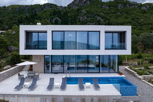 Pool Villa Luxoria Trebesin