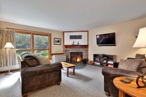 Smart TV, fireplace - Trail Creek Killington Condos #18: Ski Home Trail. Bus. Hot Tub. Pool. (Killington)