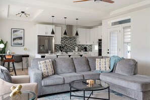 テレビ、暖炉、書斎 / ワークスペース