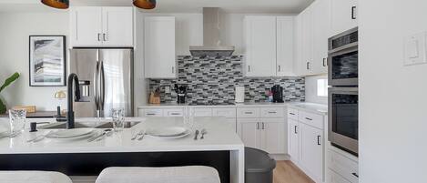 冷蔵庫、電子レンジ、オーブン、コンロ