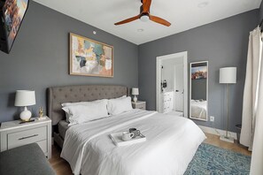 3 室のベッドルーム、デスク、アイロン / アイロン台、WiFi