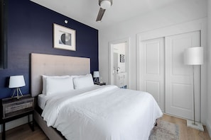2 bedrooms, desk, iron/ironing board, WiFi - Modern Townhome | Rooftop + Backyard & Garage #2 (Dallas)