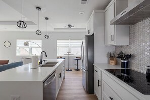 Kühlschrank, Mikrowelle, Ofen, Herdplatte