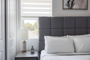 2 slaapkamers, een bureau, een strijkplank/strijkijzer, wifi