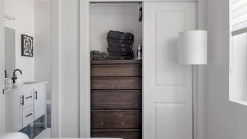 2 bedrooms, desk, iron/ironing board, WiFi