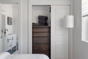 2 bedrooms, desk, iron/ironing board, WiFi