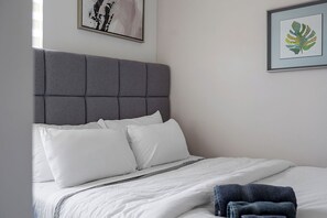 2 bedrooms, desk, iron/ironing board, WiFi