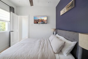 2 bedrooms, desk, iron/ironing board, WiFi
