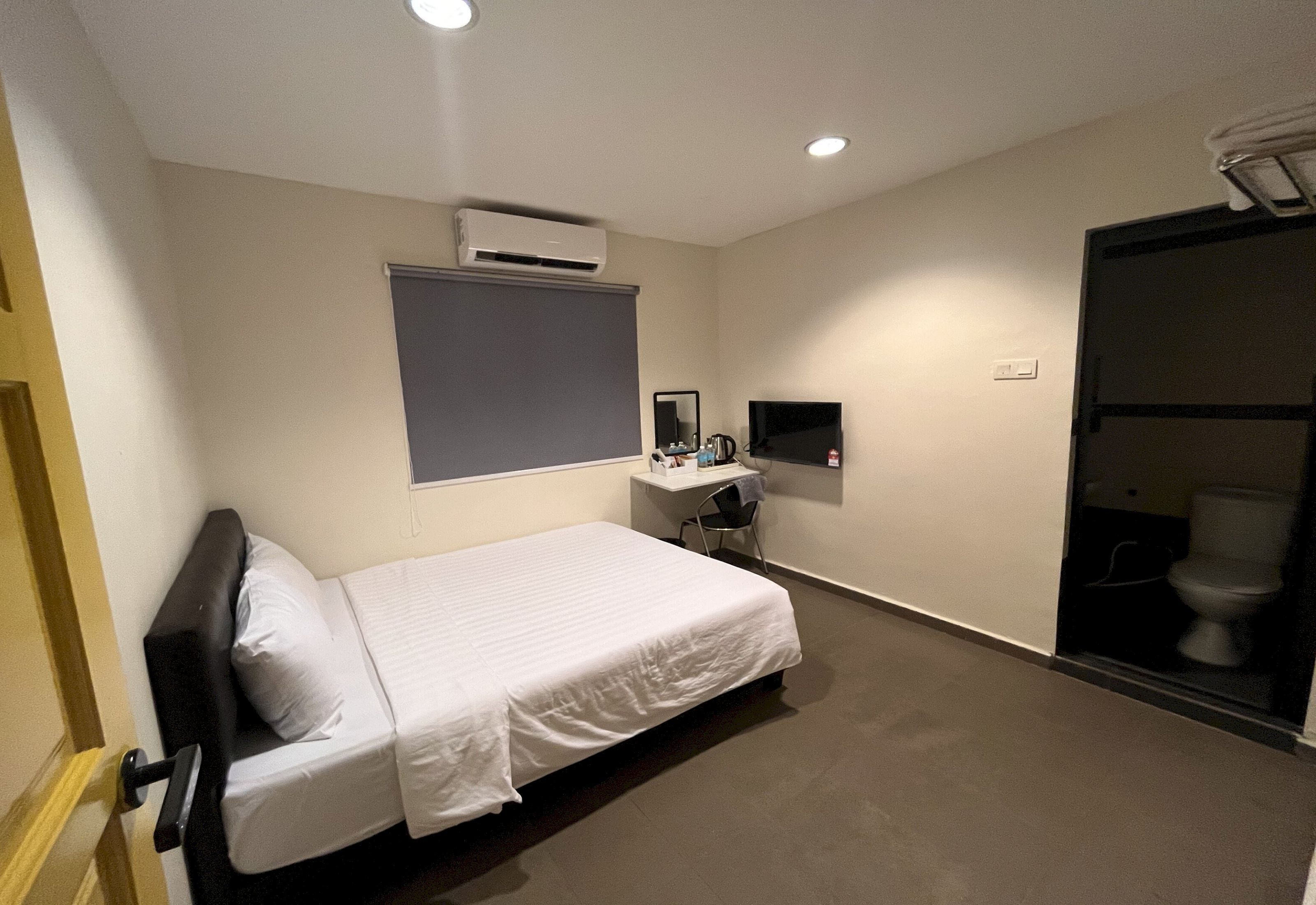 Deluxe Double Room, 1 Queen Bed | Desk, laptop workspace, bed sheets