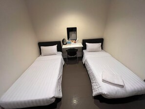 Habitación Deluxe con 2 camas individuales | Escritorio, espacio para trabajar con laptop y ropa de cama 