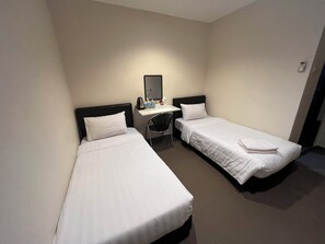 Habitación Deluxe con 2 camas individuales | Escritorio, espacio para trabajar con laptop y ropa de cama 