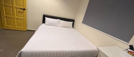Habitación doble Deluxe, 1 cama Queen size | Escritorio, espacio para trabajar con laptop y ropa de cama