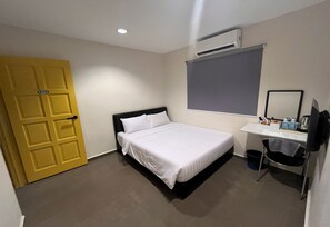 Habitación doble Deluxe, 1 cama Queen size | Escritorio, espacio para trabajar con laptop y ropa de cama 