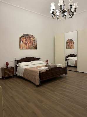 1 slaapkamer, een strijkplank/strijkijzer, reisbedje, gratis wifi