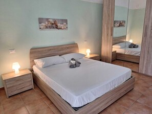 2 bedrooms, bed sheets - Casa Iris Situata in Centro Paese a Pochi Minuti da Mare e Montagne (Cisano Sul Neva)