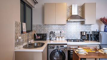 Coffee/tea maker, fridge, microwave, oven
