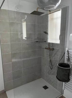 Suihku, hiustenkuivaaja