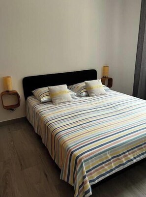 3 bedrooms, desk, iron/ironing board, free WiFi