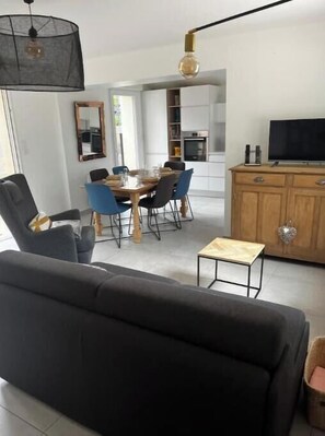 Tv, eldstad och böcker