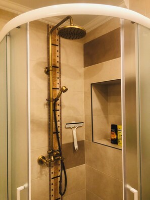 Douche, sèche-cheveux, serviettes fournies, savon