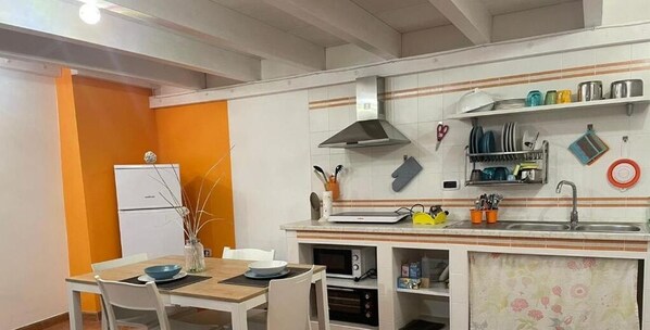 Refrigerador, horno, parrilla de estufa y utensilios de cocina 