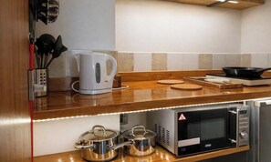 Buzdolabı, mikrodalga fırın, set üstü ocak, elektrikli su ısıtıcısı 