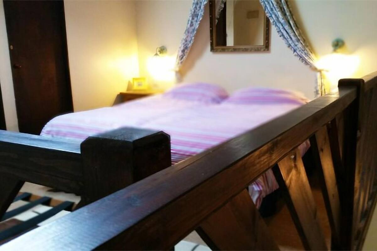Leilighet – comfort, 3 enkeltsenger, tekjøkken, mellometasje | 1 soverom, safe på rommet, skrivebord og skrivebord for bærbar PC
