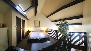 Une chambre avec un lit, une table de chevet, un miroir et une plante en pot.