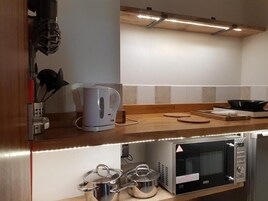 雪櫃、微波爐、爐具、電熱水壺