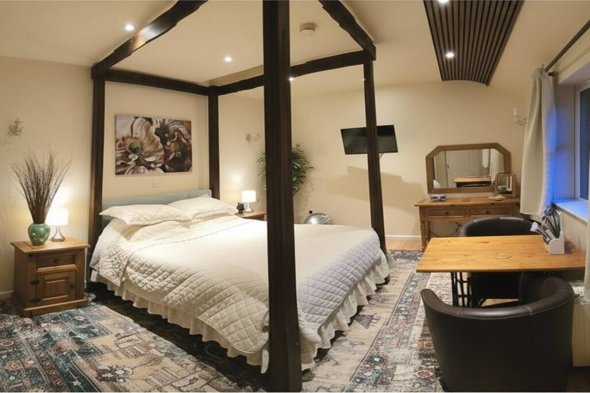 Superior Room, Ensuite (4-poster) | 1 bedroom, in-room safe, desk, laptop workspace
