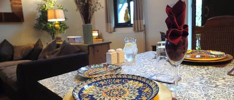 1 Schlafzimmer, Zimmersafe, Schreibtisch, laptopgeeigneter Arbeitsplatz