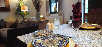 1 habitación, caja de seguridad en la habitación y escritorio 