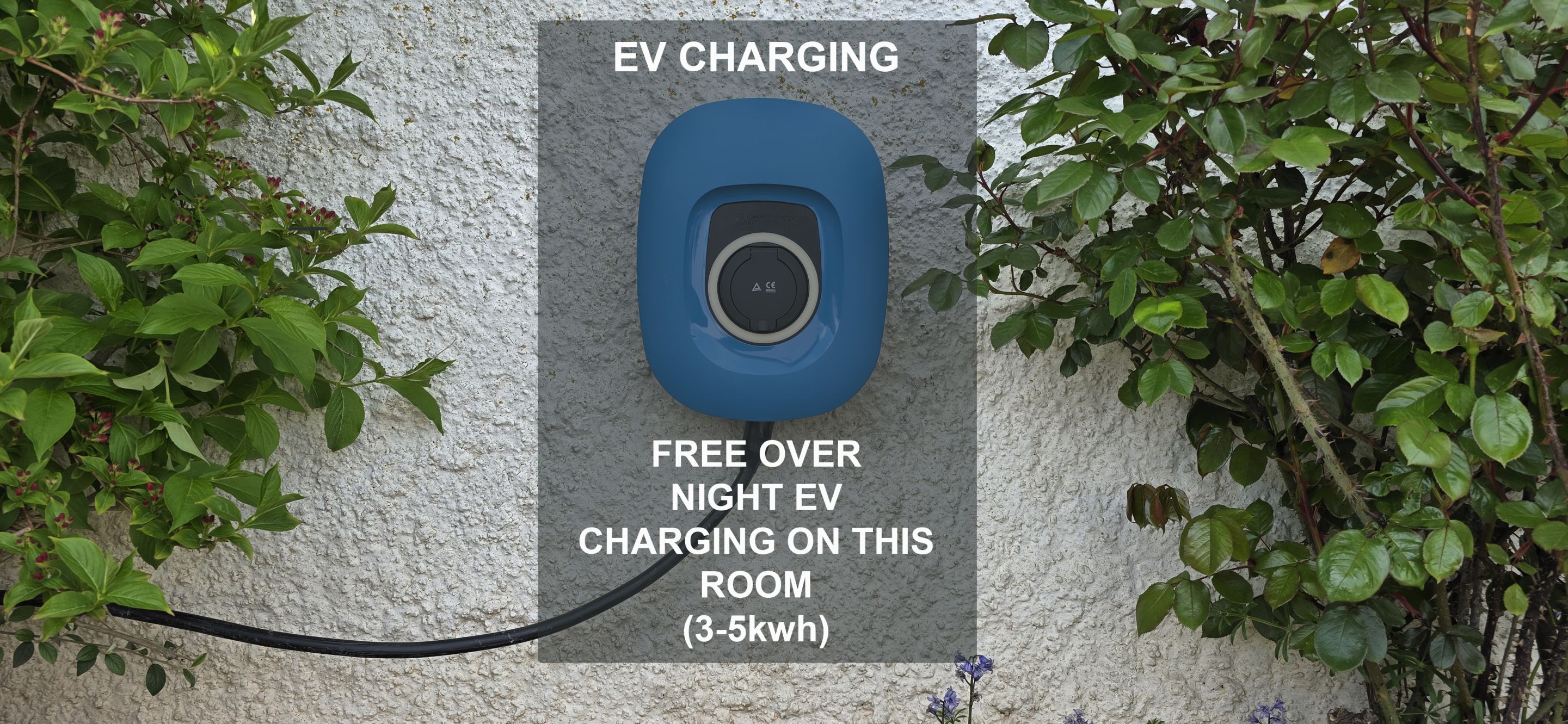 Une borne de recharge pour véhicules électriques avec un panneau indiquant que la recharge est gratuite pendant la nuit, pour une capacité de 3 à 5 kWh.